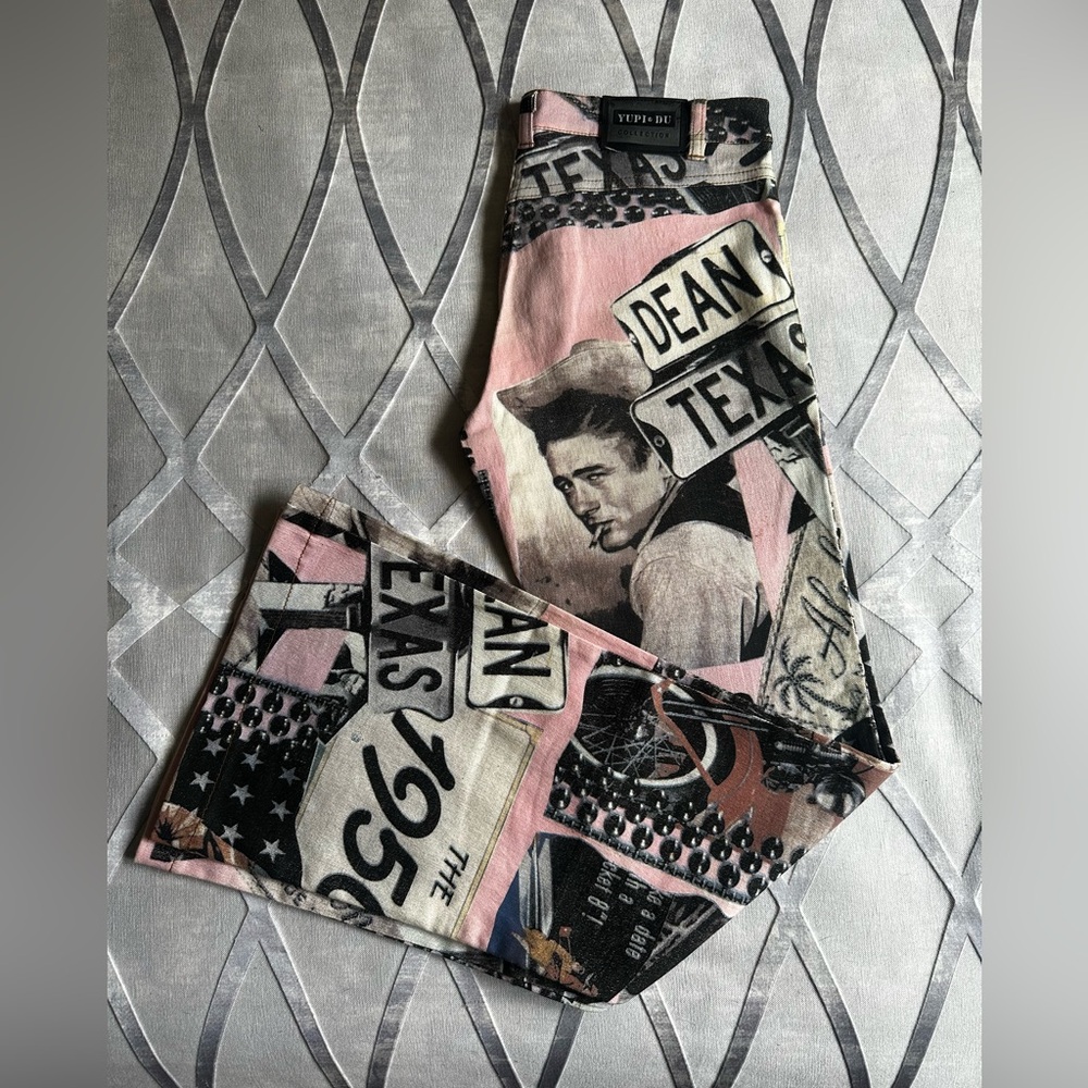 Low-rise flared pants from the knee. 100% cotton.